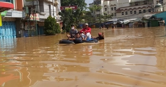 https%3A%2F%2Fwatchers.news%2Fdata%2Fthumbs%2F796_296%2F2020%2F04%2Findonesia-flood-april-1-2020.jpg